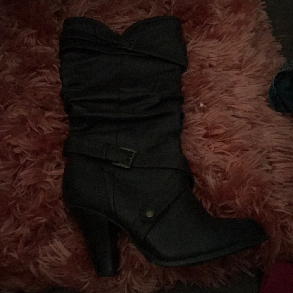 Brown boots. Size 9