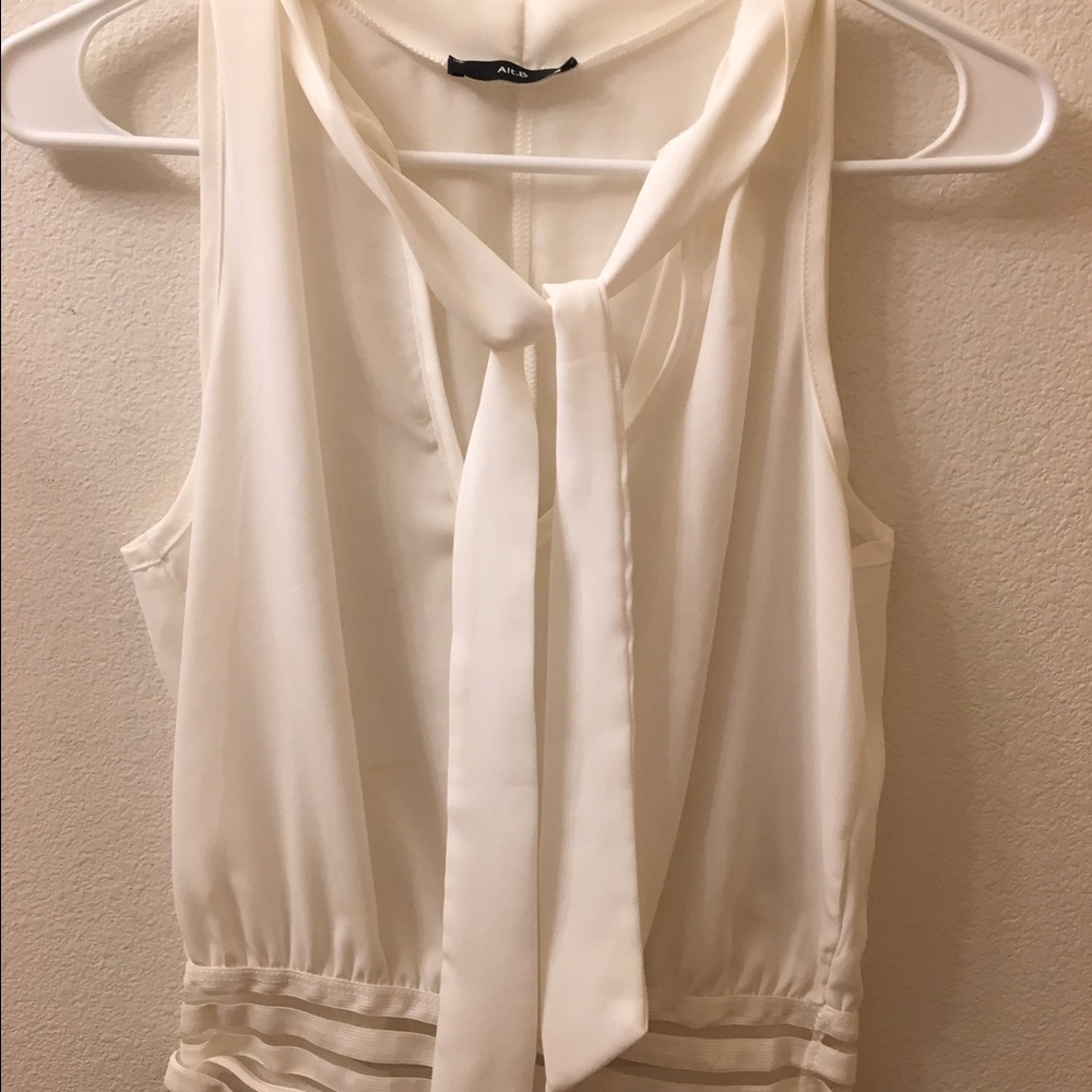 Super trendy tank. 💕