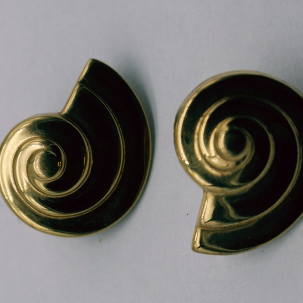 14ct Gold Seashell spiral earrings