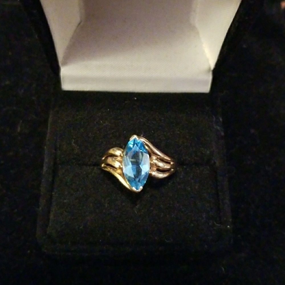 14kt YG and Blue Topaz Ring, Size 6.5!
