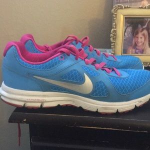 Women's Nike tennis shoes