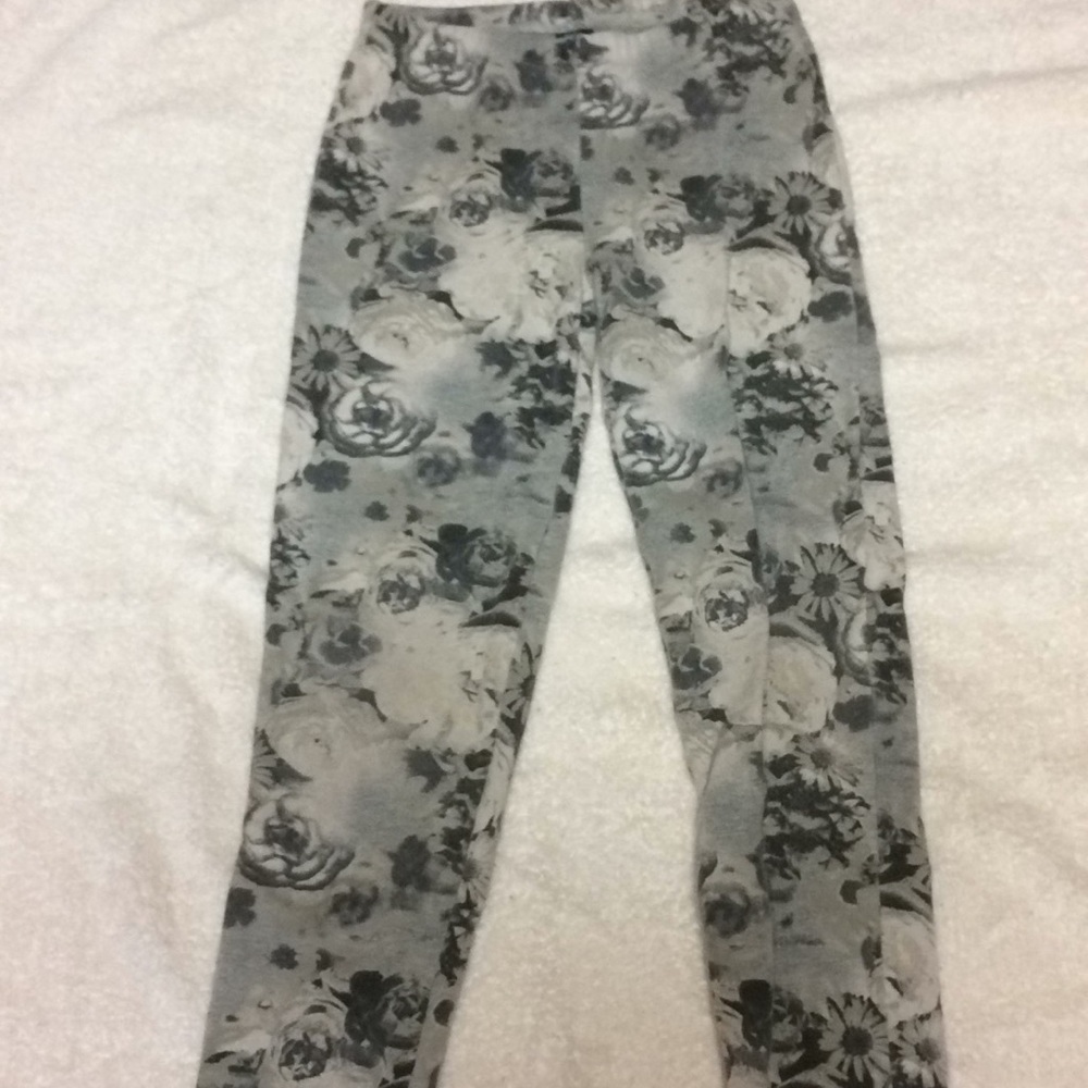 Warm and thick gray floral leggings.