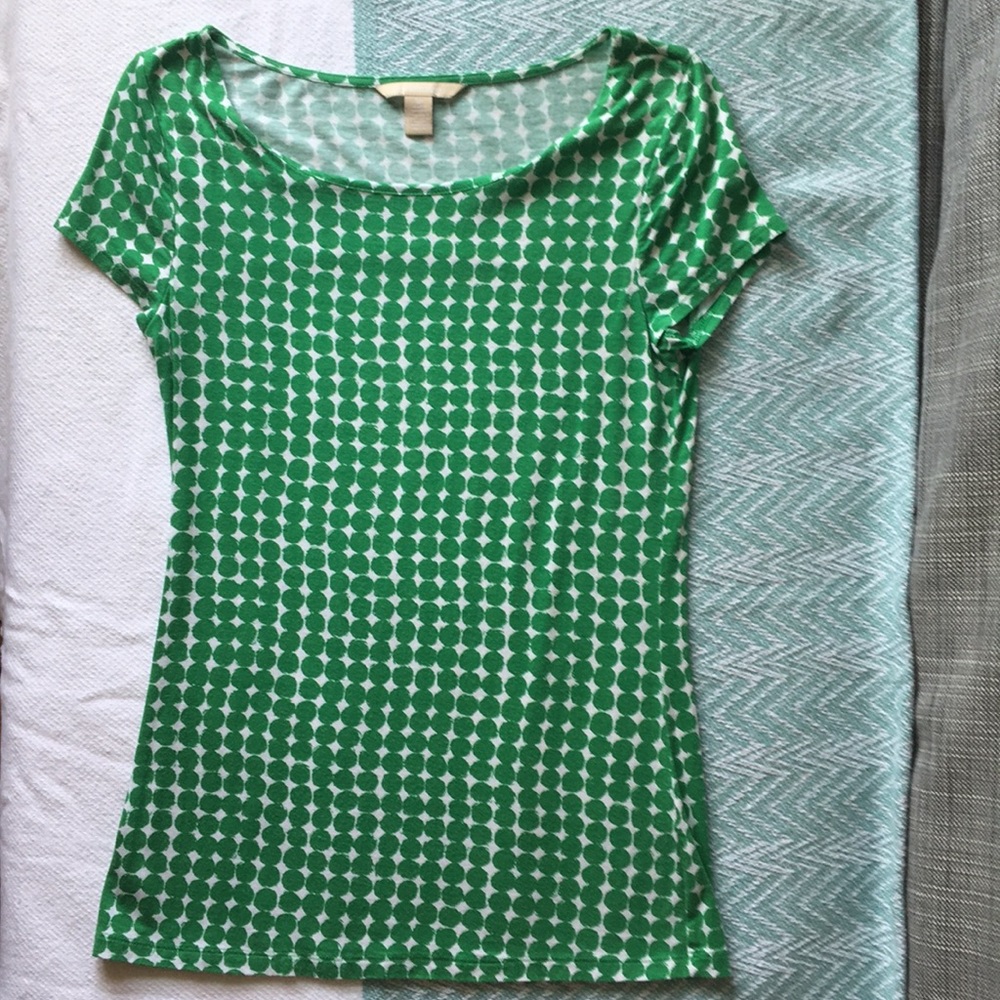 Banana Republic green and white patterned tee