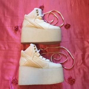 YRU Qozmo Hi-White platform sneakers