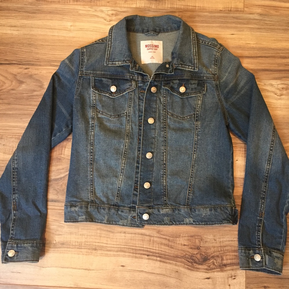 Jean jacket w/ vintage details,excellent condition