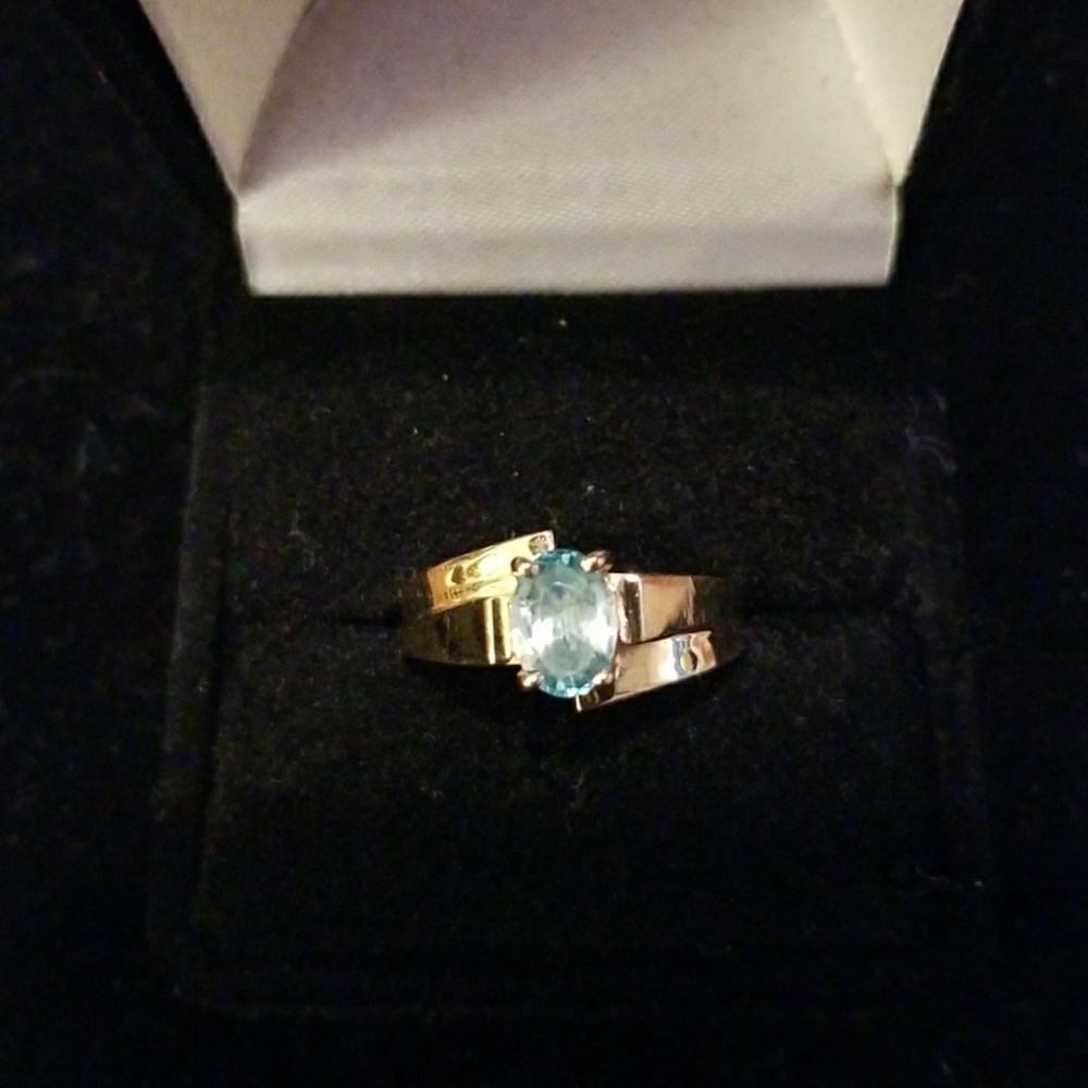 14kt YG and Blue Topaz Ring, Size 7!
