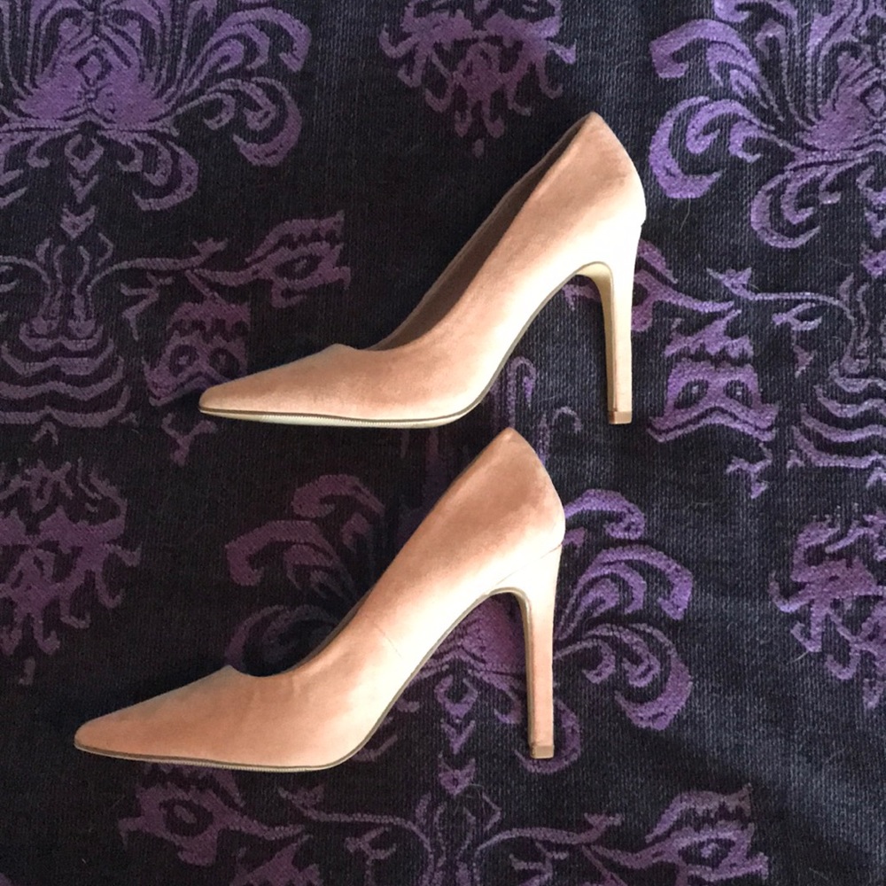 Light pink faux suede Forever 21 pumps 👠