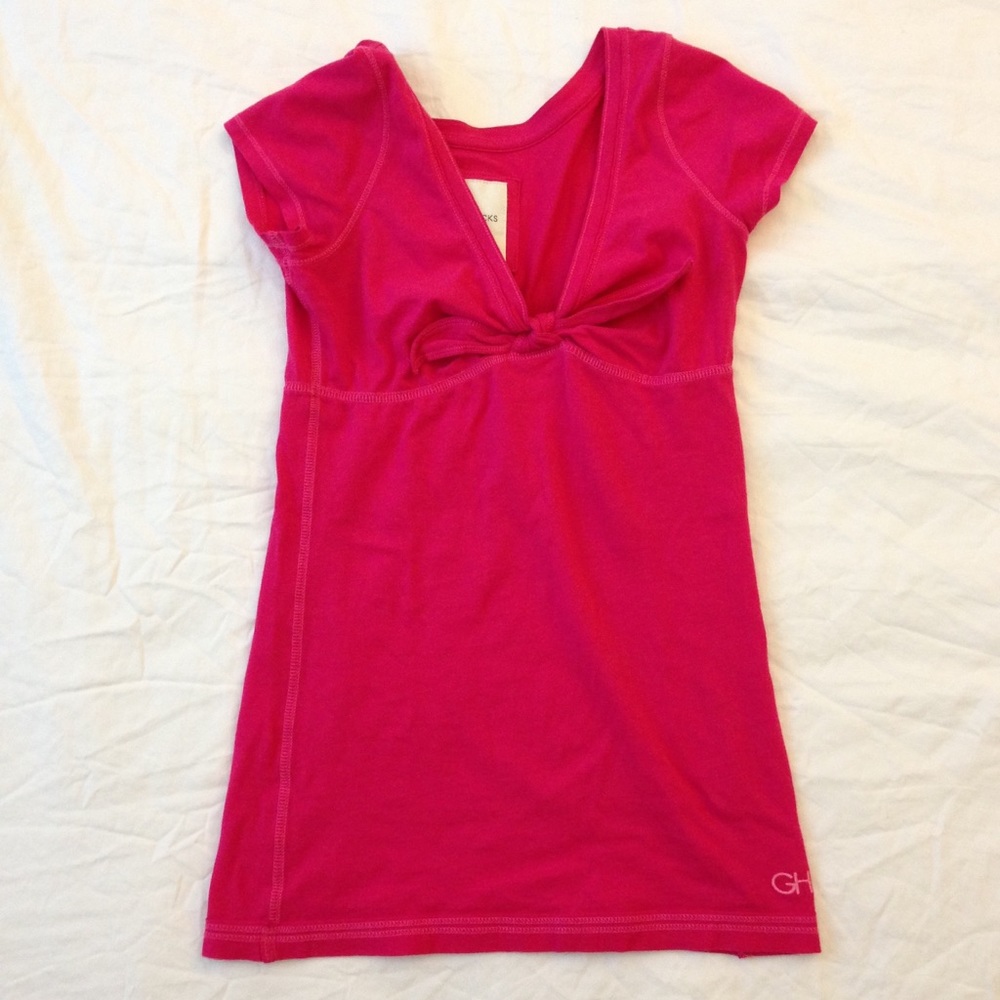 GILLY HICKS super soft 100% cotton fushia top