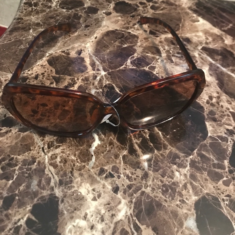 Sold Brown leopard print Sunglasses 😎