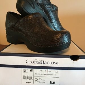 Croft & Barrow Brown tooled clogs
