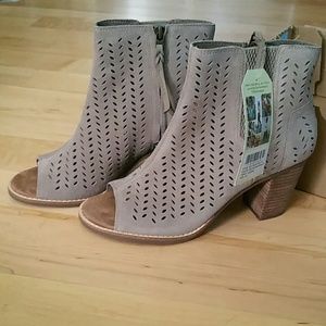 BNIB Toms Majorca Perforated Suede Booties