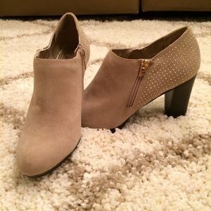 NWOT tan Madeline booties