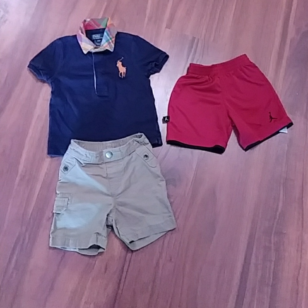 Bundle of toddlers clothes.