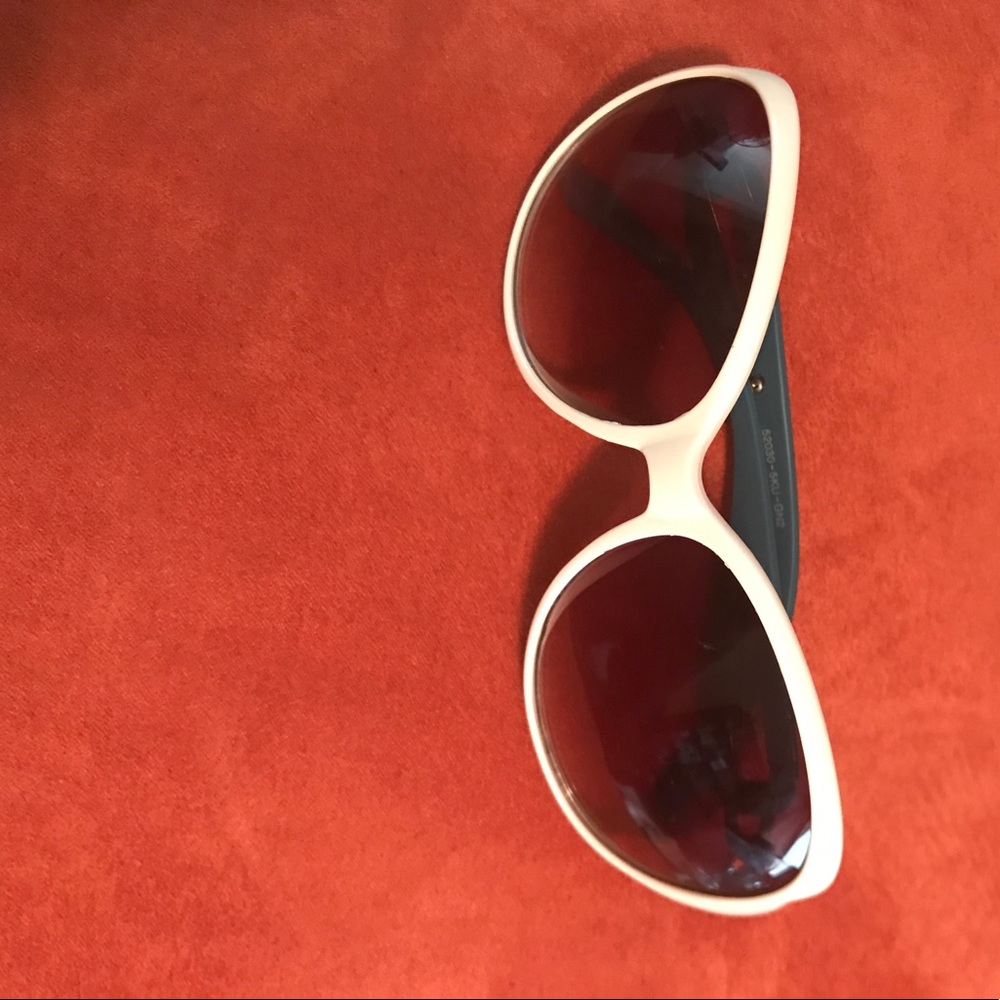 NWOT Blue and White 👓 Sunglasses 😎