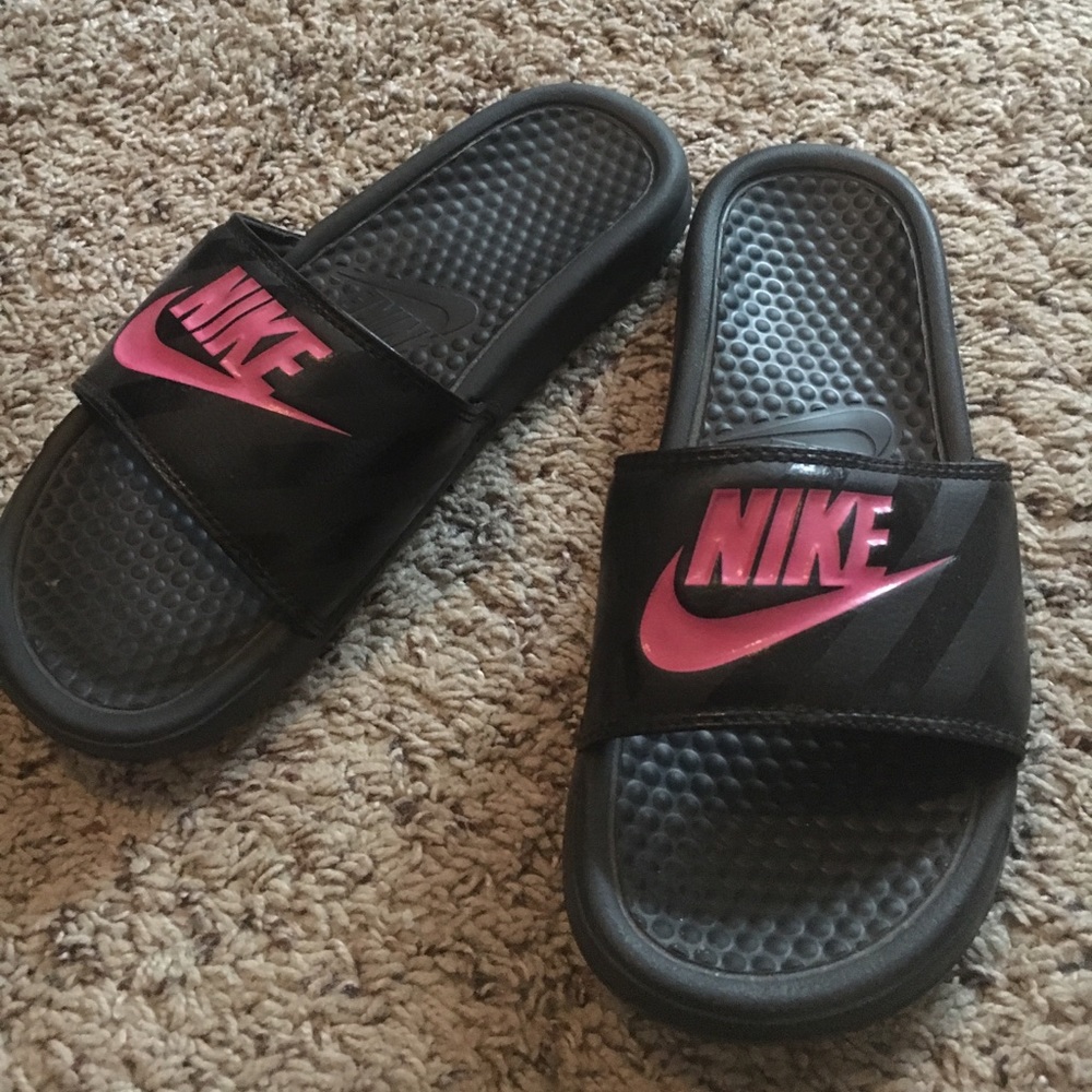 Women's Nike flip flops