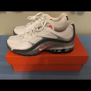 Women's NIKE REAX RUN SNEAKERS Size 6- NEW