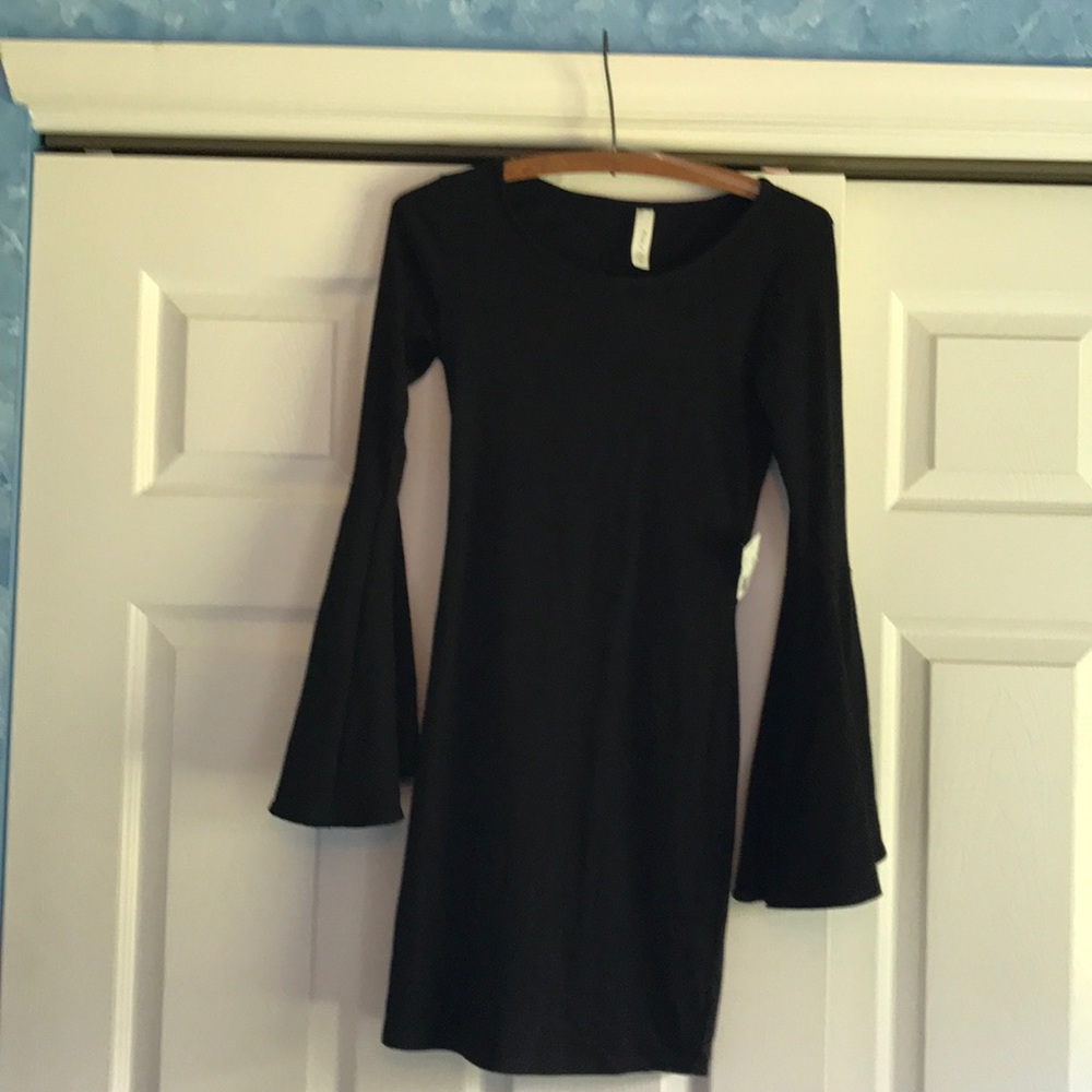 Ollie &Chloe bell sleeve dress