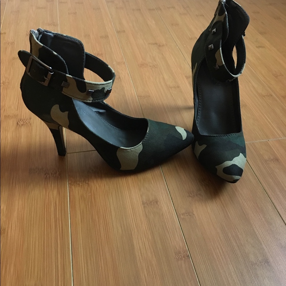 Leaven Camo heels Size 6.5. Brand new.