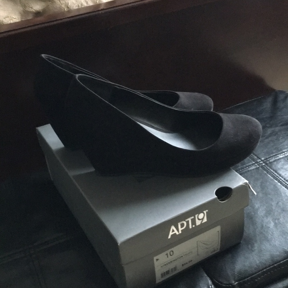 Black wedges
