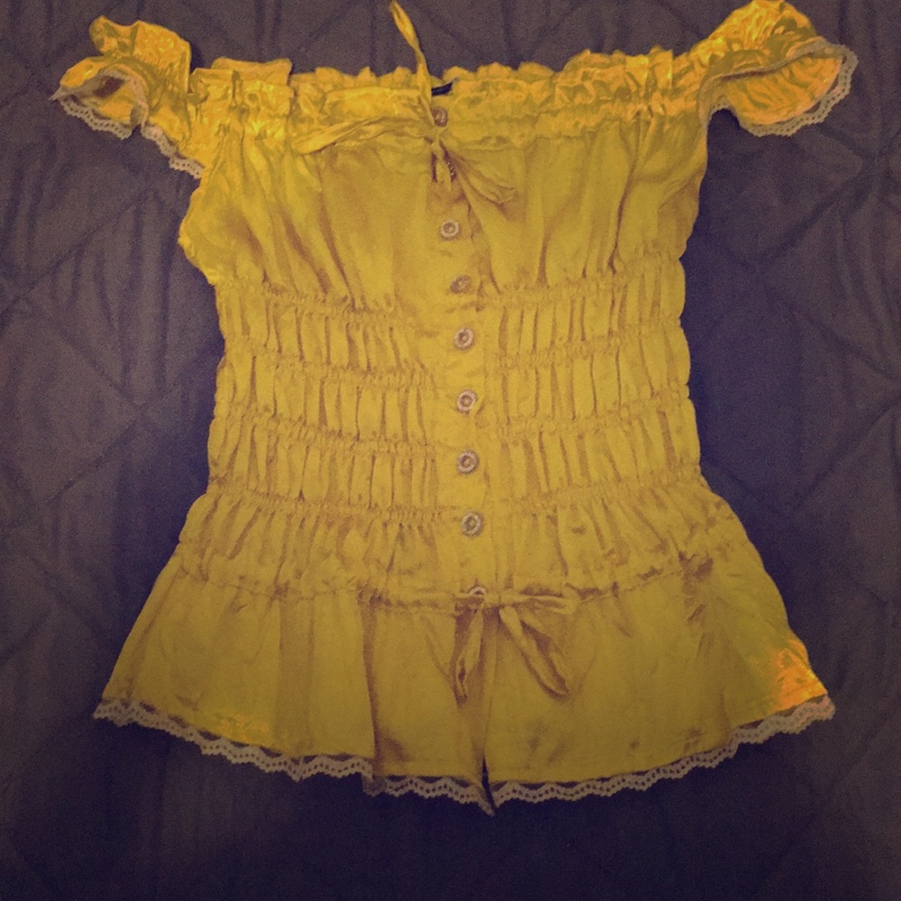 Super cute yellow blouse