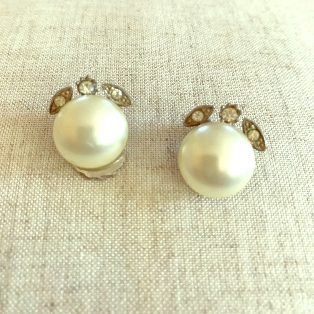 🦋Pair of faux pearl vintage clip on earrings🦋