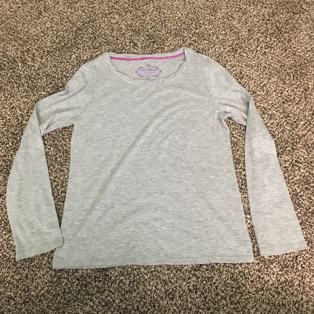 grey long sleeve shirt