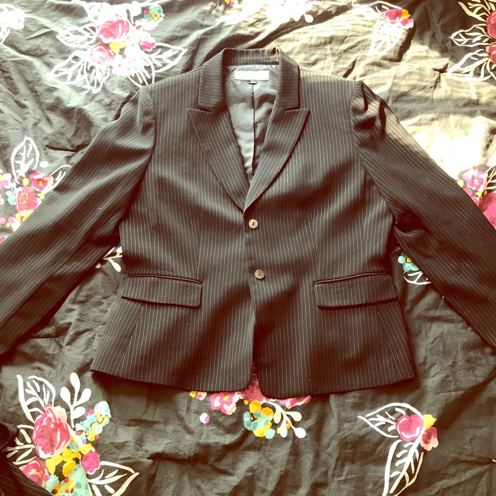 Tahari ASL women's suit. Matching jacket and skirt