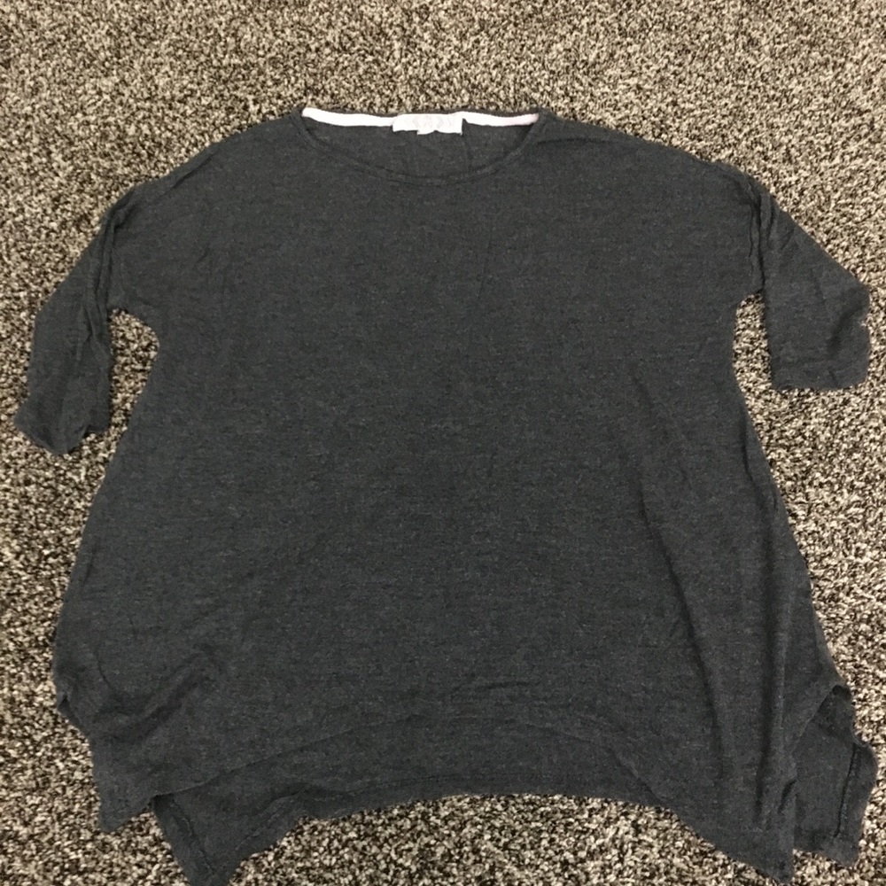 grey half-sleeve shirt