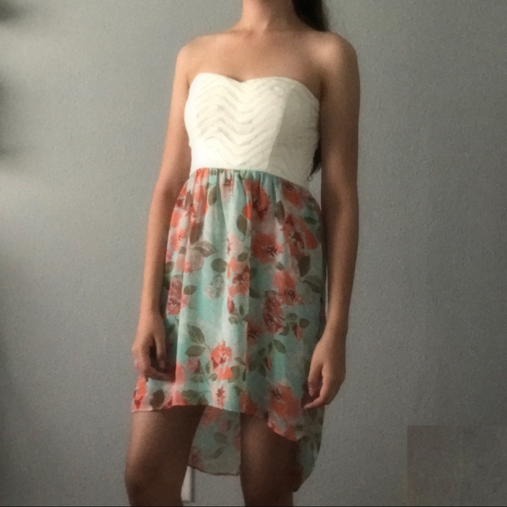 Strapless dress with a floral pattern