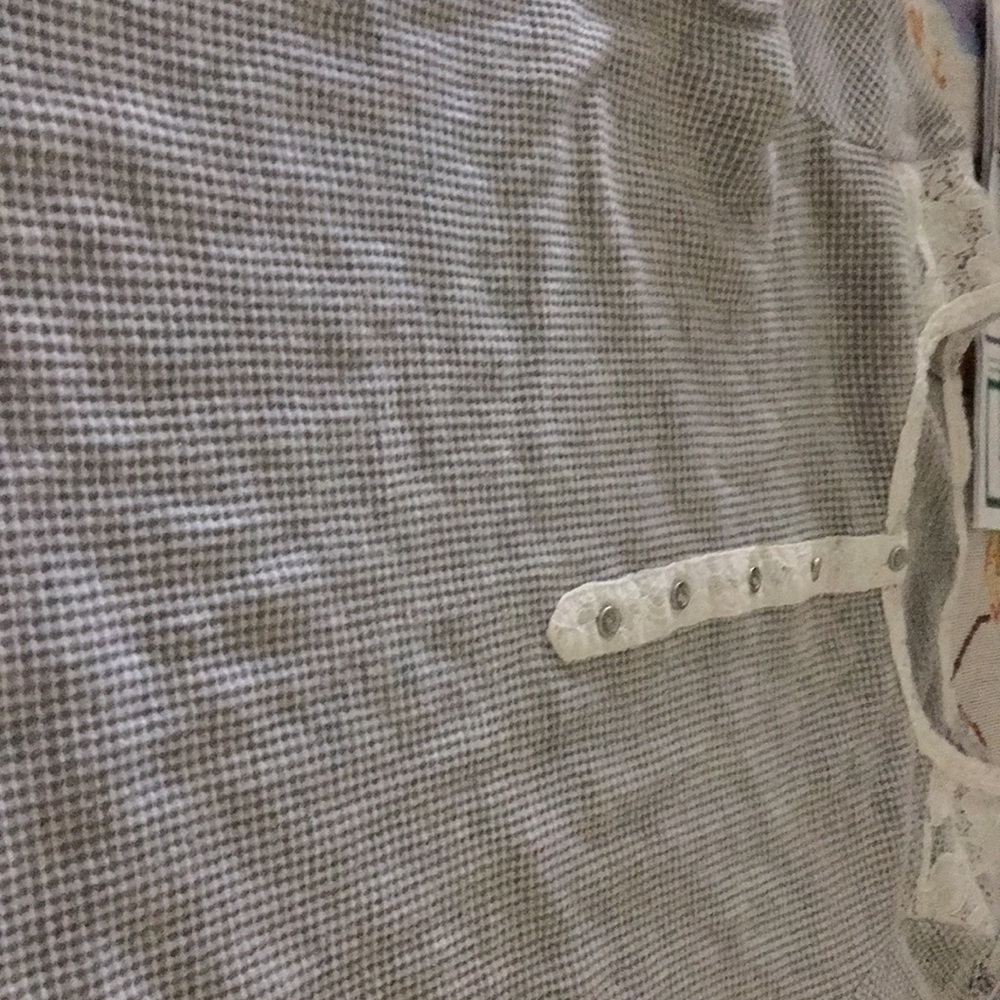 2 shirts for $15  w/4-5 buttons 👌🏻😱