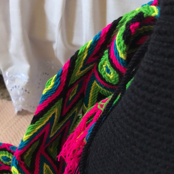 Darling black bucket bag with bright details! - Picture 2 of 3