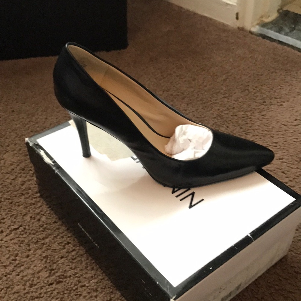 A pair black Nine West heels 👠