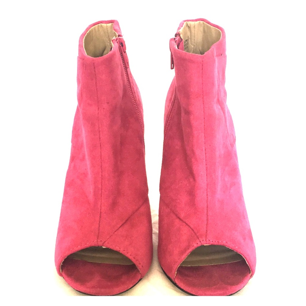 Peep toe suede booties!