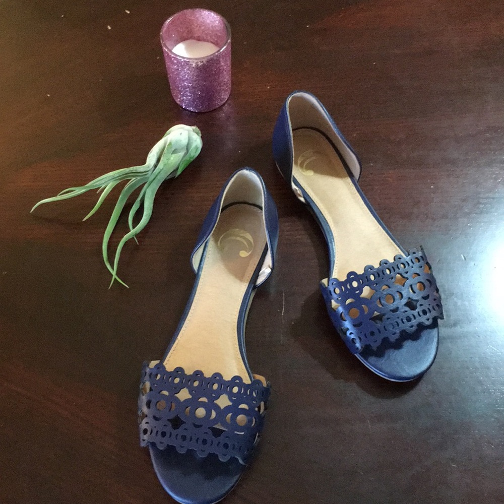 Charming Charlies / Open toe navy flats