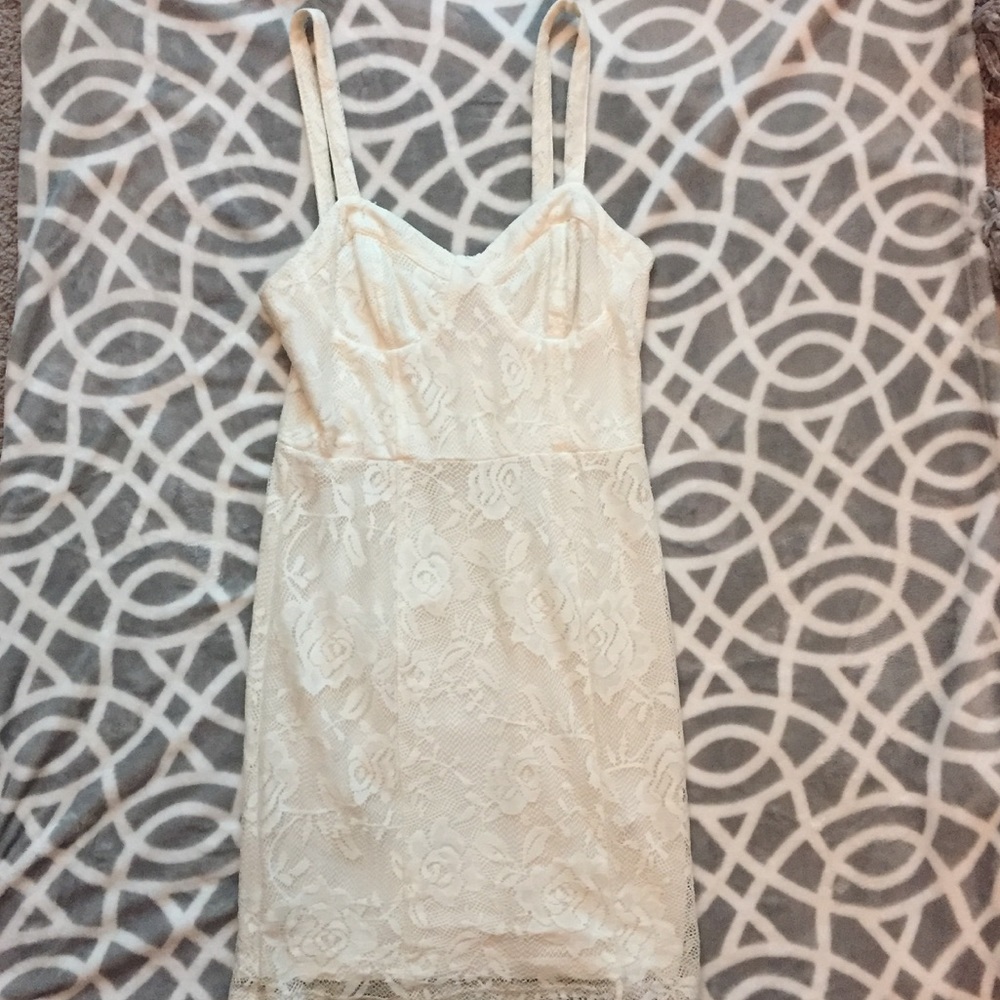 White body-con lace dress