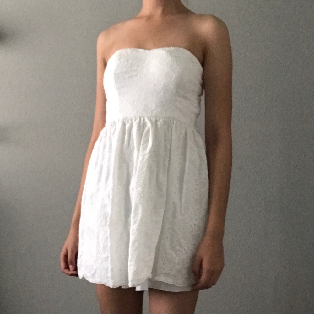 Summer dress with a subtle flower embroidery