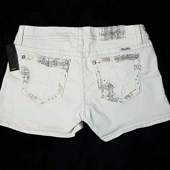 MISS ME EASY STRETCH SHORT - Picture 2 of 7