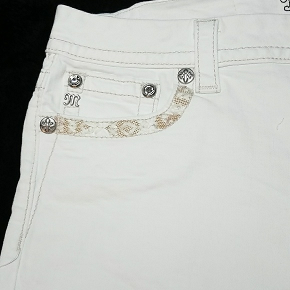 MISS ME EASY STRETCH SHORT - Picture 4 of 7