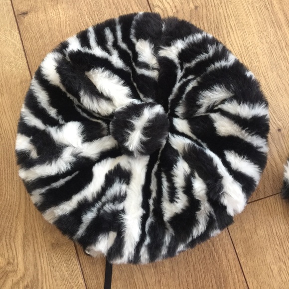 Mudpie Zebra faux fur beret and scarfette - Picture 2 of 5