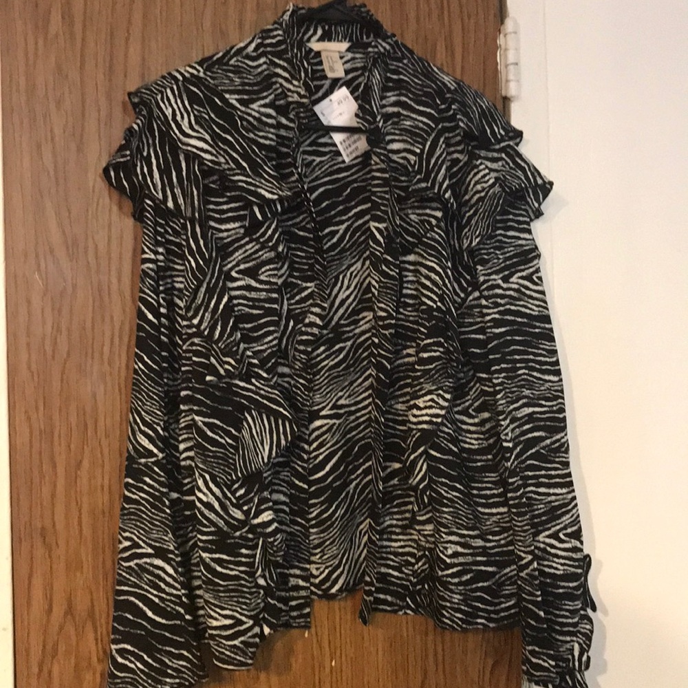 H&M button up black and white shirt