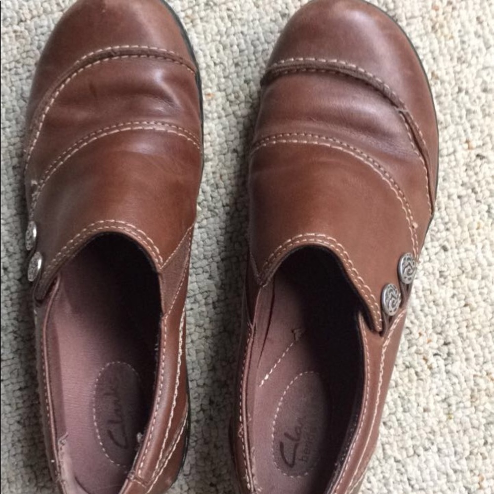 Low top brown Clark shoes bendables