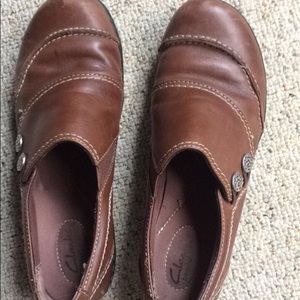 Low top brown Clark shoes bendables