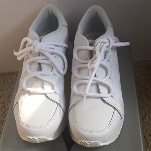 NWB VOLATILE WHITE PLATFORM SNEAKERS SIZE 10