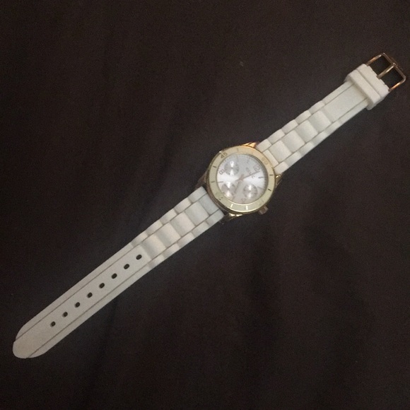 Pretty Relic Watch - Picture 2 of 3