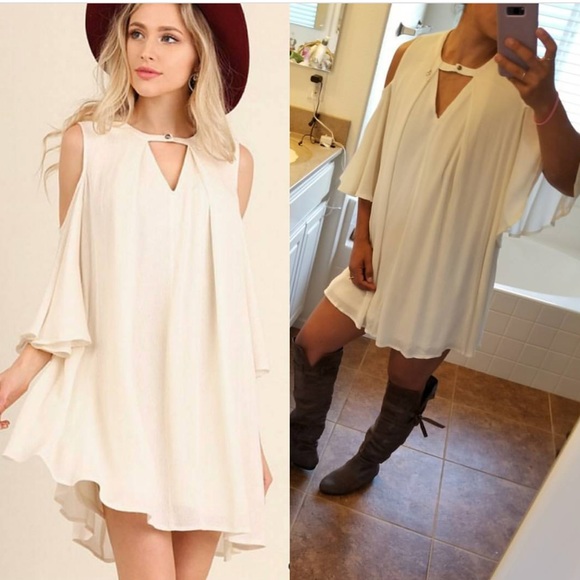 LAST MED Umgee keyhole bell sleeve dress - Picture 3 of 5