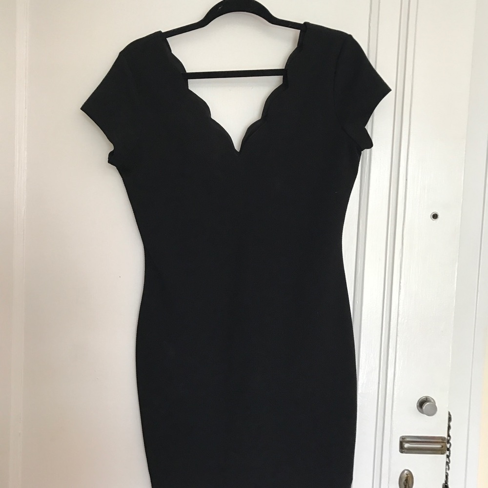 As You Wish scalloped mini dress blk L (fits 4/6)
