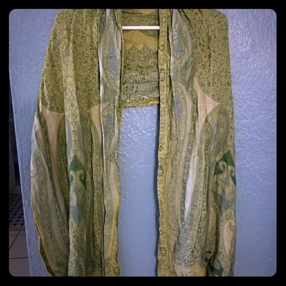 Pashmina with green tapestry design