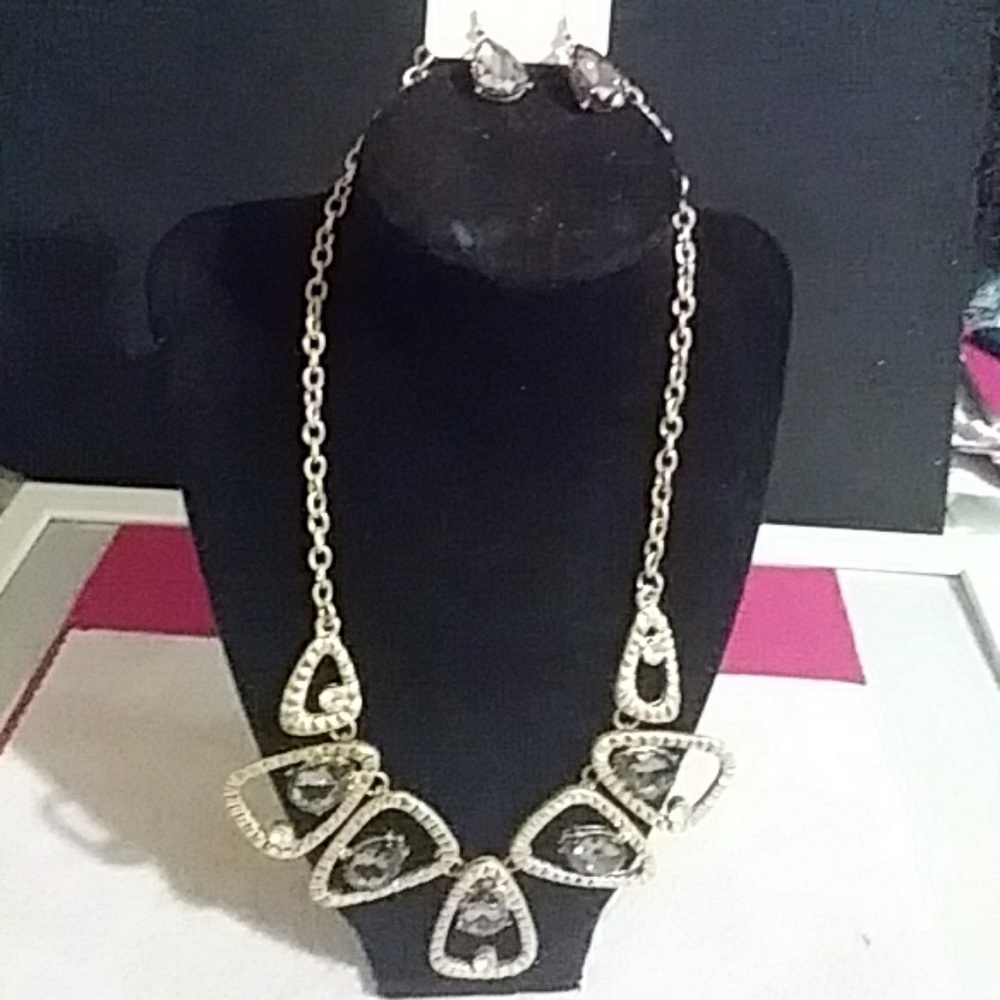 Necklace and earring set