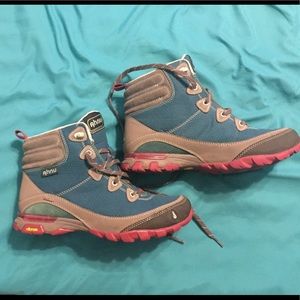 Ahnu Vibrams Hiking boots never been worn, NWOT