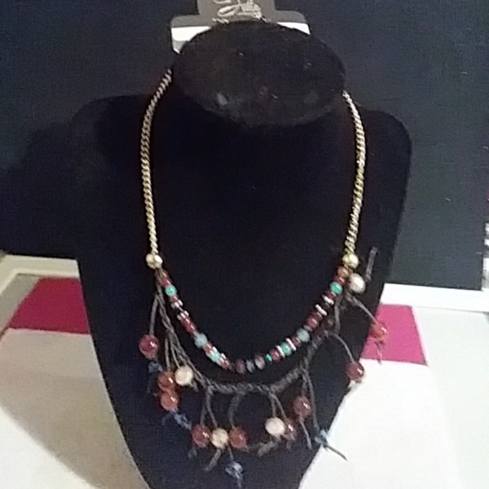 Berand new jewlery neckless and earrings to match